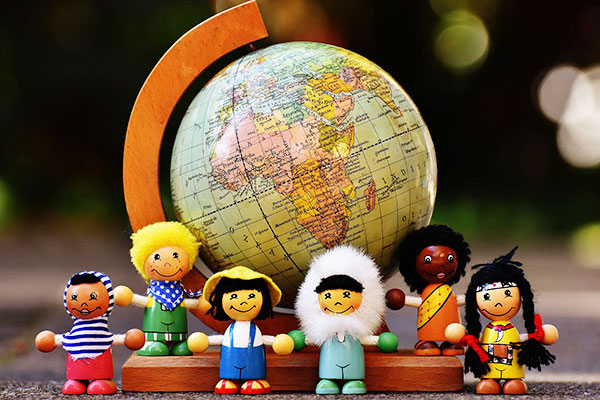 There are many great pros and cons of moving to a new country.