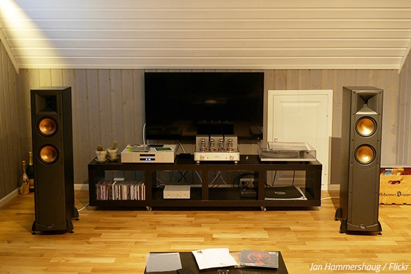 How to pack speakers for moving