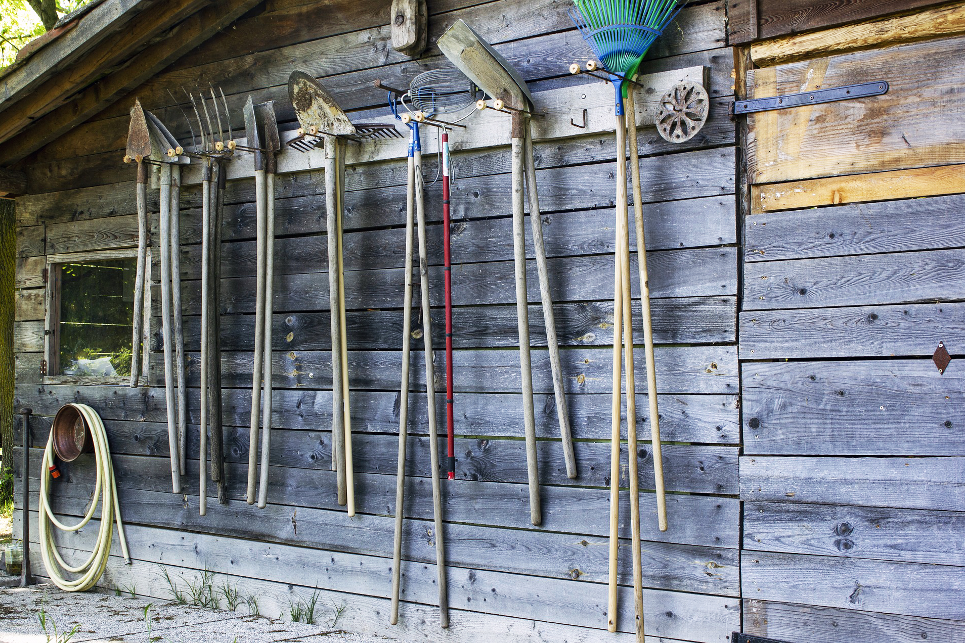 How to pack garden tools for moving