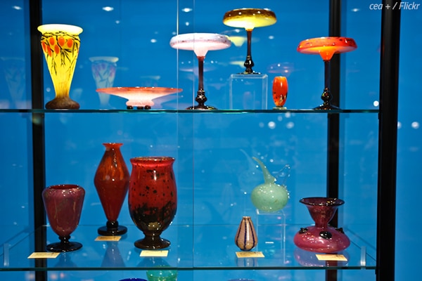 How to pack glass shelves for moving