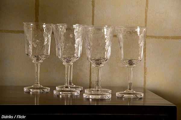 How to pack glasses for moving?