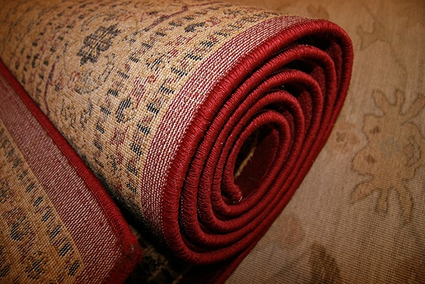 How to pack rugs and carpets when moving