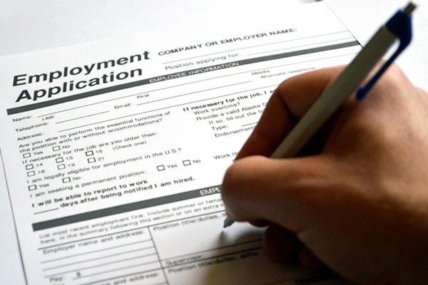 Find out how early to apply for jobs when moving.