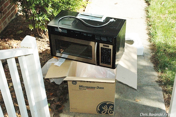 How to pack a microwave for moving