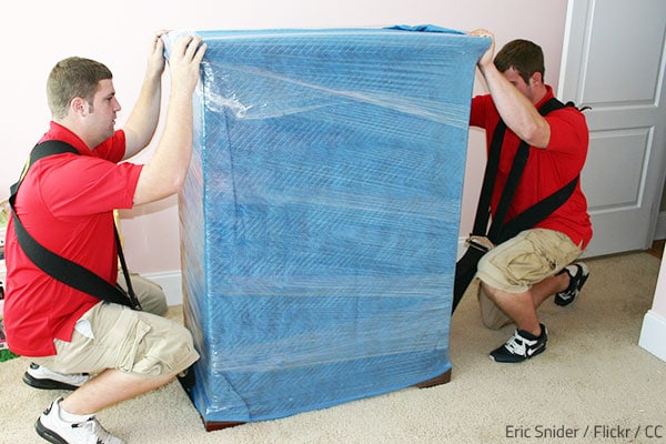 Knowing how to use shoulder moving straps correctly will help make your move safer and easier.